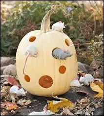 Les citrouilles sont gnralement oranges, mais on peut choisir des courges blondes comme celle-ci, transforme de faon charmante en... ?