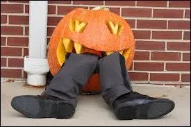 Encore une citrouille morfale, qui semble avoir dvor l'invit VIP de la soire, car il porte... ?