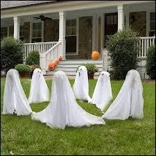 Encore une ide toute simple,  faire avec les enfants,  partir de ballons attachs  des piquets et de draps, c'est la ronde des... ?