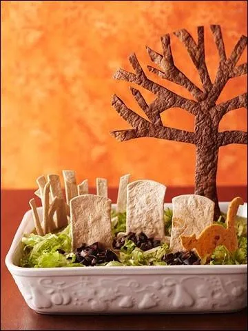 Toujours pour grignoter, encore un exemple du talent imaginatif des mamans cuisinires, c'est une salade transforme en un inquitant cimetire grce... ?