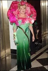 Bette Midler donne aussi rgulirement une soire trs courue pour Halloween, et cette anne-l, elle a choisi un costume de... ?