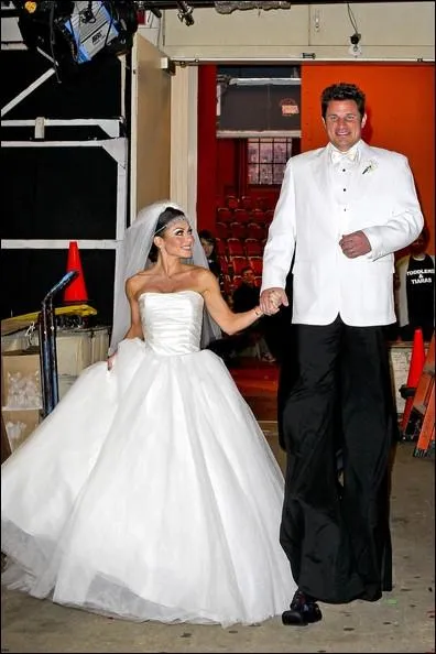 Les artistes savent se moquer entre eux, puisque voici Kelly Ripa et Nick Lachey qui sont dguiss en... ?