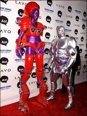 Dans ces fantastiques costumes futuristes pour leur soire (regardez spcialement les chaussures de la cratures violette et rouge) ce sont... ?