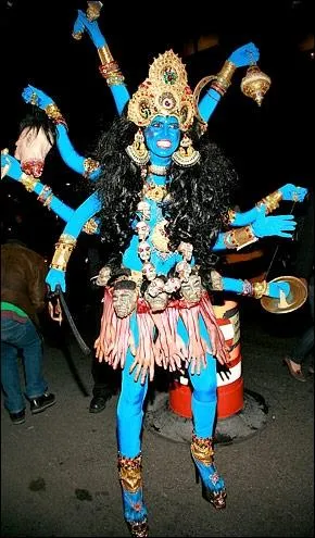 En quoi donc est ici dguise Heidi Klum, toujours  la recherche de costumes sensationnels ?