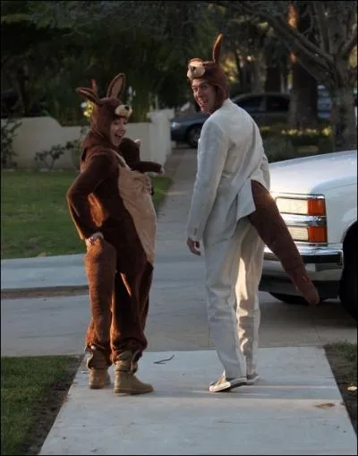 Voici Alyson Hannigan, son mari et leur bb, parcourant les rues pour Halloween dans de mignons costumes de... ?