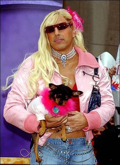 Ils ont de l'humour  Hollywood : c'est Matt Lauer, grand journaliste vedette de NBC, qui ose reprsenter ici (il y a un indice). . ?