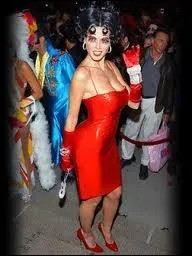 Encore Heidi Klum, qui porte ici la robe ajuste et tient la posture de quelle pin-up clbre ?