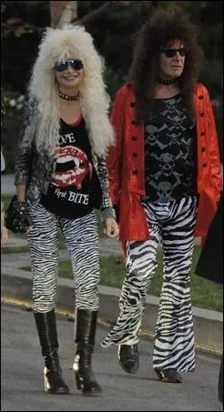 Sous les fringues djants du couple hippie rock, qui semble s'en amuser, c'est bien sr... ?