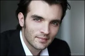 Il joue dans la comdie musicale : Cendrillon. Quel est son rle ?