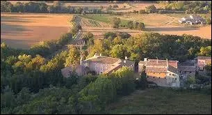 Les habitants du village d'Artigues portent le nom de ...