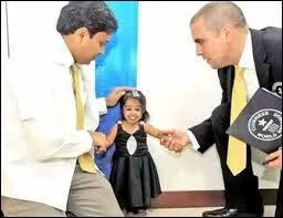 Elle est la plus petite femme au monde et mesure...