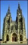 Cette basilique se dresse en pleine campagne dans le petit village de l'Epine. Ddie  la Vierge, elle accueille un plerinage depuis le XIIe sicle. Prs de quelle ville se trouve-t-elle ?