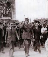 A quel titre le général de Gaulle a-t-il descendu les Champs-Elysées pour célébrer la libération de Paris, le lendemain de la fin des combats ?