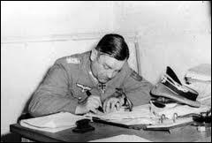 Quel général allemand, gouverneur de Paris, n'ayant pas les moyens d'exécuter l'ordre, finira par signer la reddition après 6 jours de combat ?