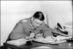 Quel gnral allemand, gouverneur de Paris, n'ayant pas les moyens d'excuter l'ordre, finira par signer la reddition aprs 6 jours de combat ?