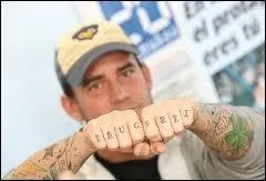 Il y a crit  DRUG FREE  sur ses phalanges. Ces deux mots veulent dire  BONNE DROGUE .