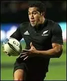 Mils Muliaina, trois quarts polyvalent, peut voluer  l'arrire, au centre ou  l'aile. De quelle origine est-il ?