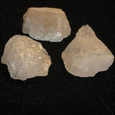 Comment est appelé ce quartz hyalin photographié à l'état brut que l'on trouve dans le Massif de Belledonne et en quantité vers Bourg d'Oisans ?