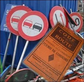 En quelle anne fut rdig et adopt par dcret, le premier code de la route franais ?