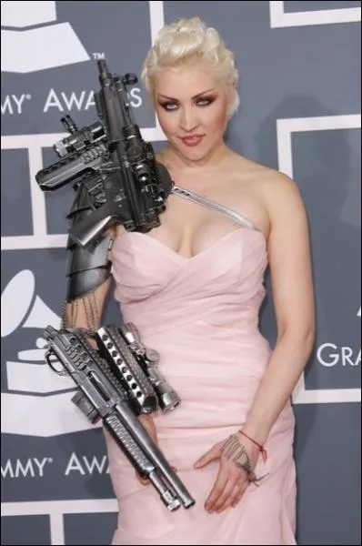 C'est Sasha Gradiva aux Grammys, dans une robe de Leonid Gurivich. On la croirait pourtant emprunte aux Studios de cinma ayant produit le film... ?