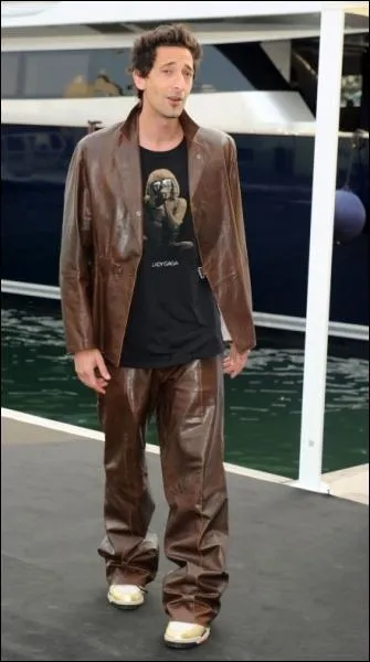 Tout en cuir, mais pas vraiment  sa taille, ou peut-tre a-t-il suivi une cure amaigrissante et rapetissante ultra-rapide, c'est l'acteur ?