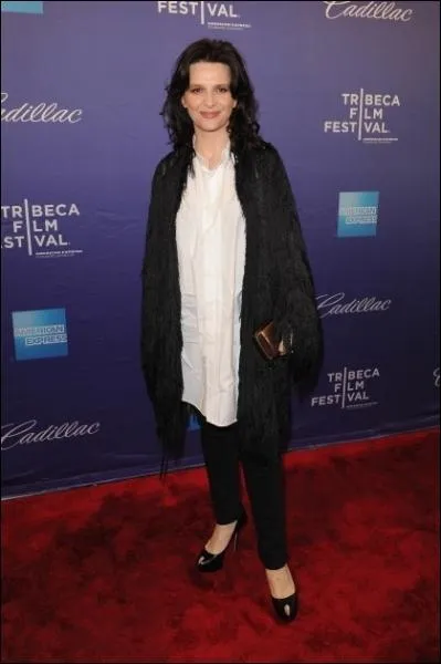 Il est vrai qu'elle n'est pas non plus la Reine du chic ou de l'lgance. Mais ce jour-l, c'tait un peu triste, non ? Qui est-elle ?