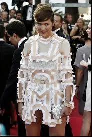 On est un peu sous le choc de cette tenue, qui hsite entre le robot et le paquet-cadeau... Celle qui le porte est spcialise en mode et habitue des fantaisies. Elle est animatrice sur Canal +. .