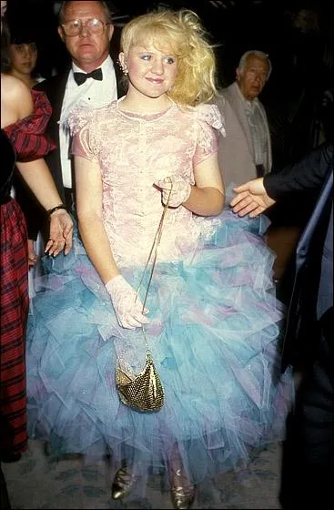 Cette jeune fille se nomme Tina Yothers, et on se demande si elle n'a pas mis pour cette soire une vieille robe de demoiselle d'honneur  l'amricaine. Le bas de la robe ressemble... ?