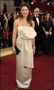 Cette jeune actrice, qui vient d'pouser JustinTimberlake, est une jolie femme, et pourtant elle parvient  s'enlaidir avec ce gros noeud qui bave et dgouline sur le devant. C'est ?