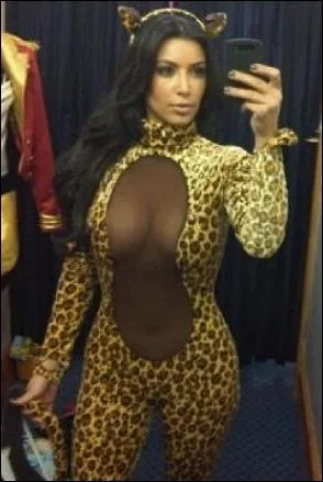 Avec elle, qui a presque tout le temps l'air dguis, on ne sait plus quand c'est volontaire ou pas. Ici, est-ce une tentative ? Qui est cette chiquissime (sic) jeune personne ?