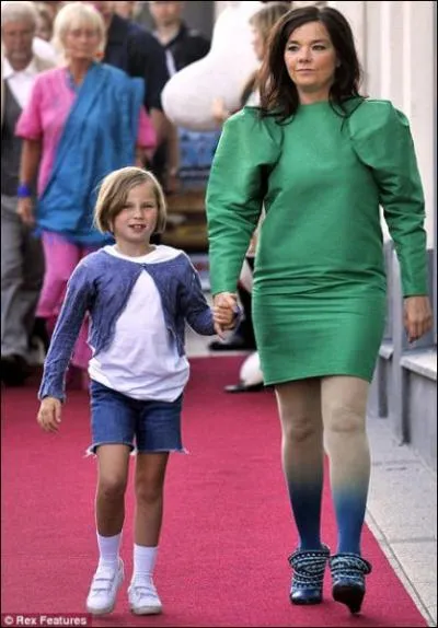 Voici la championne toute catgorie des vtements tranges, et ce modle ne droge pas  la rgle. Qui est-ce ?