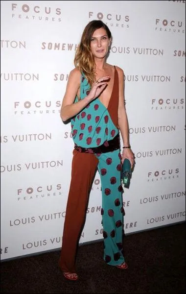Toujours dans un style plus que curieux, voici Erin Wasson. Elle aussi semble avoir... ?