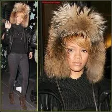 Certes, parfois il fait trs froid ! Certes, avec un physique comme le sien, on peut beaucoup se permettre, mais l, ce n'est pas un peu trop ? Qui est-elle ?