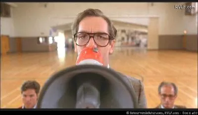 Marty joue  The Power of Love . Huey Lewis, le membre du jury, lui dit au mgaphone :