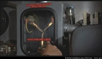 30 ans auparavant, Doc heurtait la chasse d'eau des toilettes et inventait le convecteur temporel :