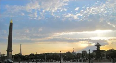  Sous le ciel de Paris ... s'envole une chanson, hum hum, elle est ne d'aujourd'hui dans le coeur d'un garon. Edith Piaf et Juliette Grco ont interprt cette chanson. Mais aussi :