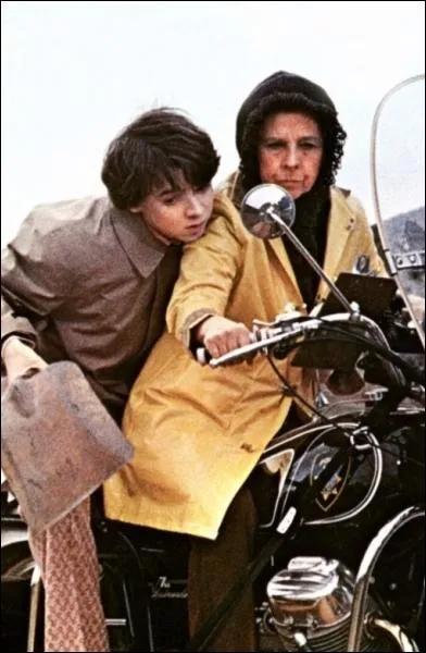 Ce film de Hal Ashby narre la rencontre merveilleuse de deux tres que tout oppose et qui ont cinquante-neuf ans d'cart... C'est :