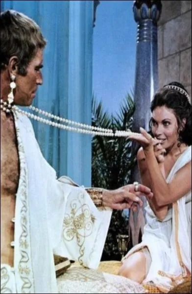 Un empereur romain jou par Charlton Heston rencontre une reine d'Egypte incarne par Hildegarde Neil. C'est :