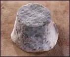Quel est ce fromage  la forme tronconique, lgrement vase vers le bas, labor dans la rgion de Mcon, en Bourgogne sud ?
