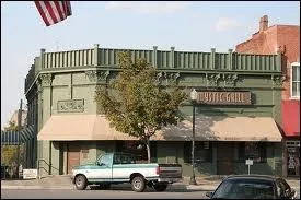 D'ailleurs, quel est le nom du bar de la ville ? (C'est encore plus facile avec la photo ! )