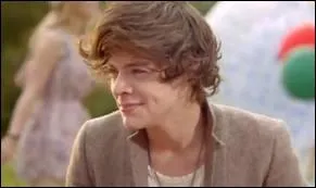 Dans le clip ''One Thing'', Harry est-il dans une petite voiture ou sur une grosse balle rebondissante ?