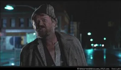 La DeLorean rapparat en 1985 et dfonce la faade d'un btiment. Un clochard qui dormait sur un banc se rveille et se lve une bouteille  la main. Que dit le clochard  cet instant ?