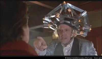 Marty frappe  la porte de Doc, celui-ci lui ouvre tout de suite. Grce  son casque garni d'ampoules, Doc essaie de deviner la raison de la prsence de Marty. Que ne lui dit-il pas ?