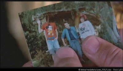 Sur la photo que Marty montre  Doc, la tte de son frre a disparu, pour quelle raison ?