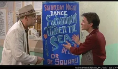 Marty montre  Doc l'affiche de la soire o ses parents se sont embrasss pour la premire fois. Quel est le nom de la soire dans la version franaise ?