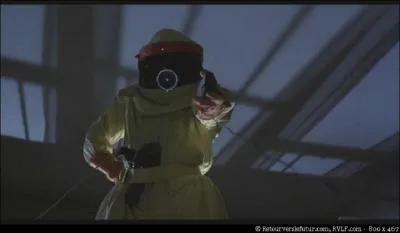 Marty se glisse dans la chambre de son pre, lui pose un casque de walkman sur les oreilles, le fait sursauter avec du Van Halen et lui dit :