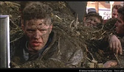 Au volant de sa Ford, Biff poursuit Marty. Celui-ci tente de lui chapper en skateboard et y parvient en survolant la voiture de Biff, laquelle finit par percuter un camion sur lequel on peut lire :