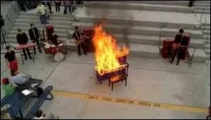 Lors de quel solo de Blaine un piano prend-il feu ?