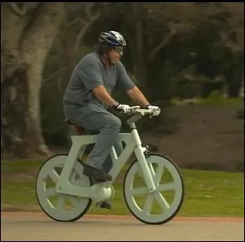 Pas sr que cette bicyclette permette de remporter le prochain Tour de France. Mais qui a conu ce vlo tout en carton, rsistant  l'eau et  un cot de fabrication trs bas ?