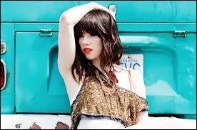Dans le clip de Carly Rae Jepsen :  Call me Maybe , chante-elle avec un groupe ?